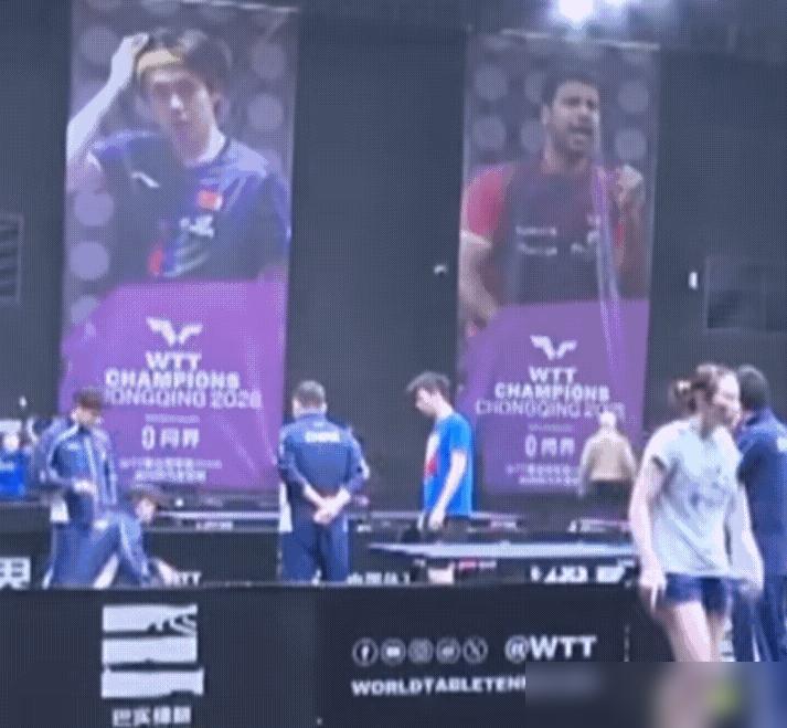 你敢信？训练场横向扑救摔在地上！梁靖崑带着3.2毫米腰突今晚硬刚邱党！当时队