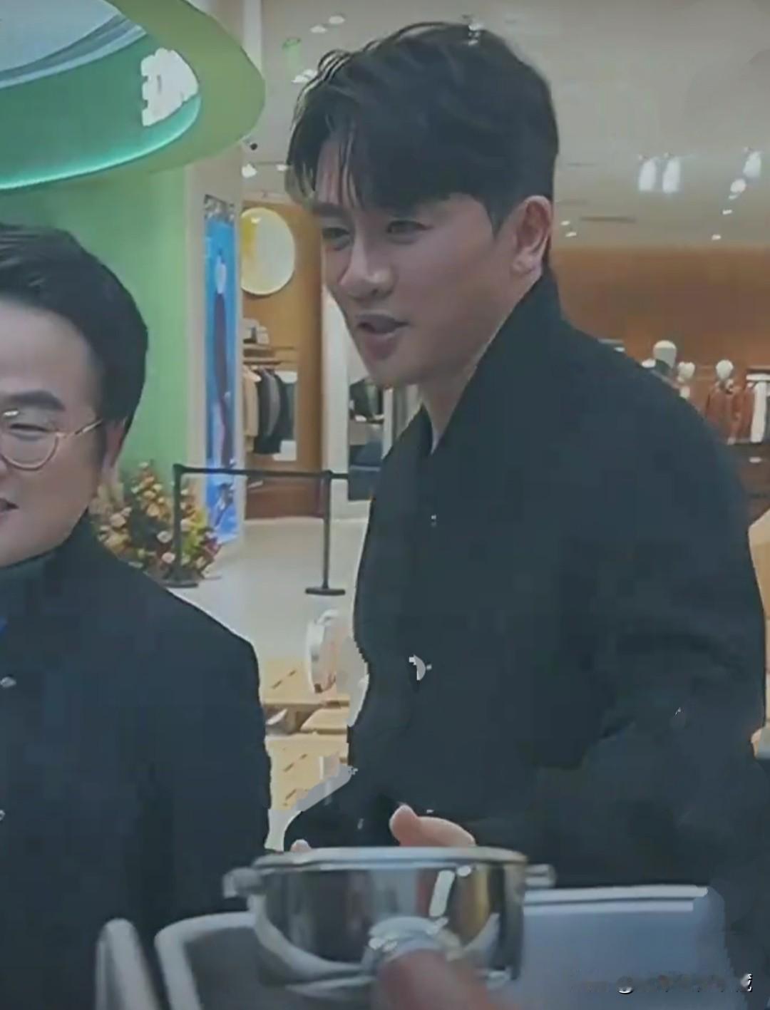 乖乖虎苏有朋参加线下品牌活动，50岁还单身的苏有朋脸上肉眼可见的皱纹，眼睑水肿的