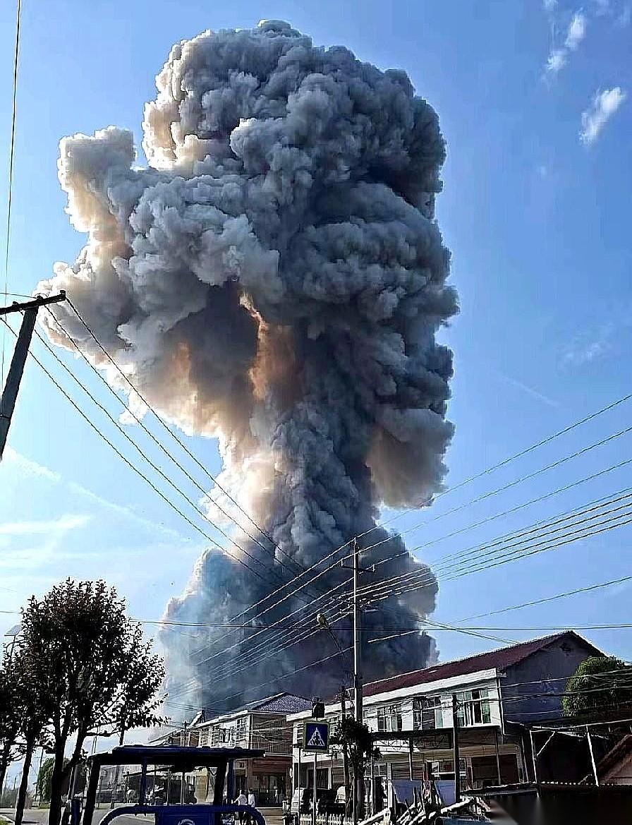 地猛地一颤。不是打雷，是一声闷响，从地底下钻出来那种。窗户玻璃嗡嗡地响，所有人