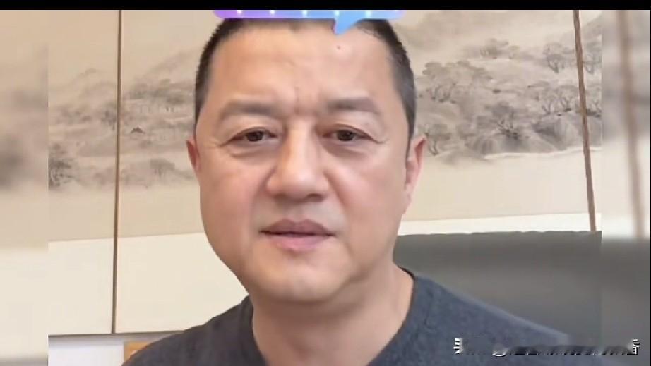 李亚鹏在直播的时候说，自己年轻拍戏的时候从来不化妆，因为那时候皮肤白眼睛深邃，长
