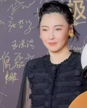 张柏芝站台汽车活动独拍大小眼引发热议