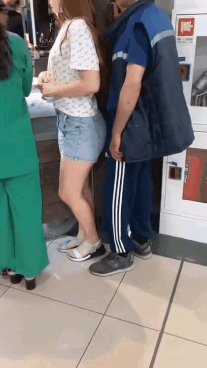 这个老色批真是人老心不老，一把年纪的人了，都快入土了，还不老实，净干些肮脏龌龊的