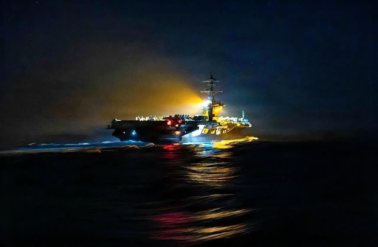 这是美军林肯号航空母舰在夜间海上航行的场景。这种画面还是很少见的。航母的夜间航行