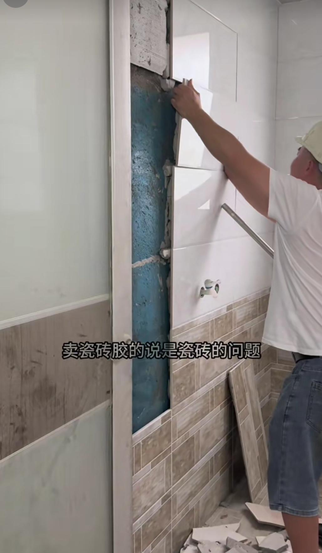 墙砖成片掉落，各方相互推诿，业主有苦难言！卫生间的墙砖，轻轻一抠，整片便簌簌落