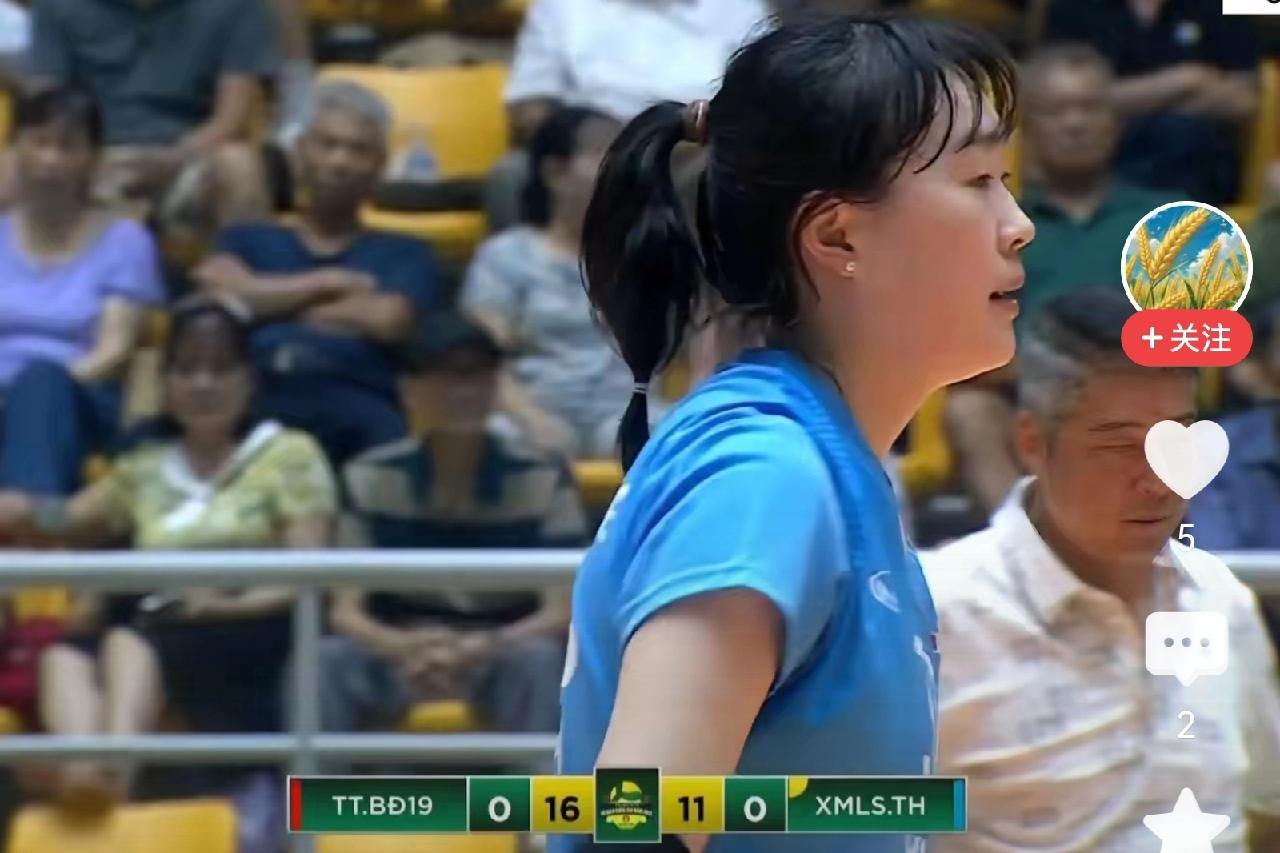 隔网对轰的蔡晓晴，遭到孙杰和车文涵的左右两翼轮番夹击，越南女排锦标赛一下子成了中