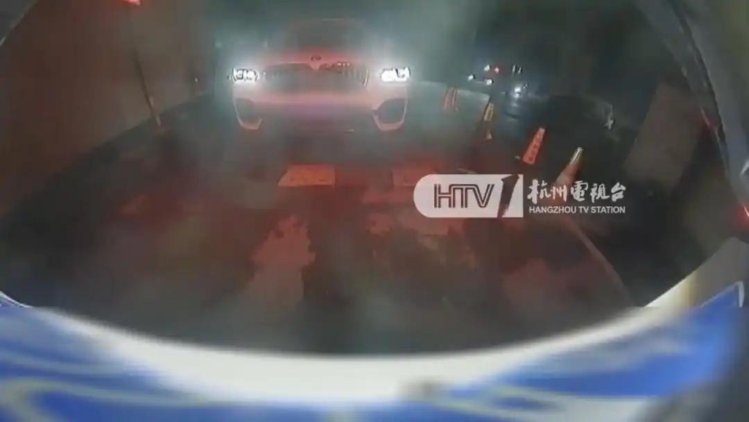 浙江一女子酒后开车时被追尾，女子担心被交警发现提出私了，结果对方开口就要8000