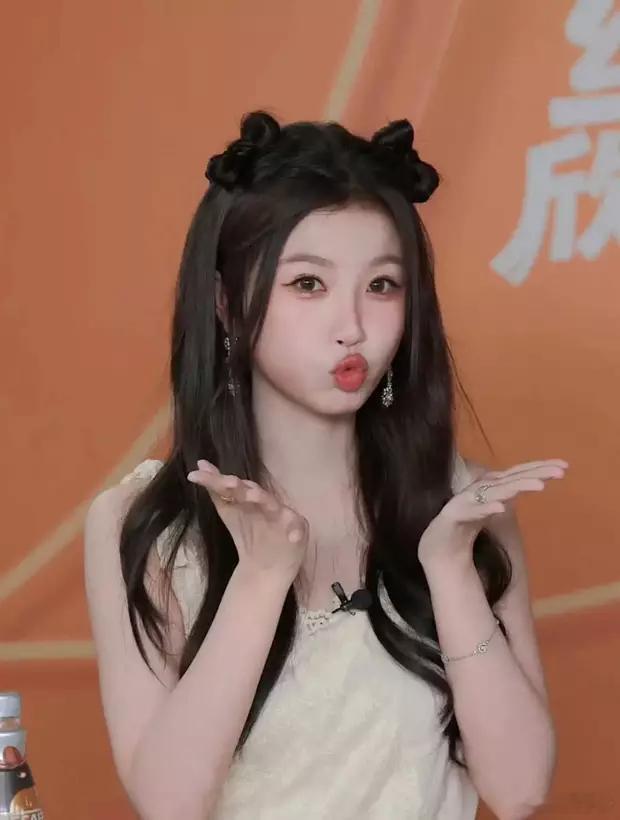 虞书欣变身小猫，甜美可爱。​​​
