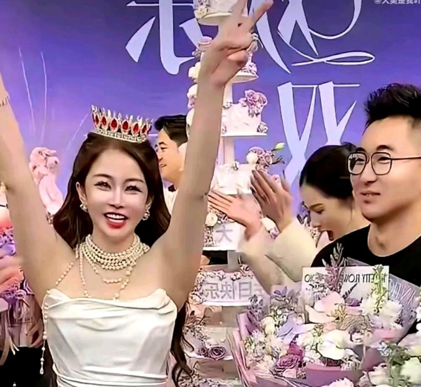 初瑞雪和蛋蛋同天开播，一个卖3亿，一个卖5亿，辛选这招叫“鸡蛋不放一个篮子”。