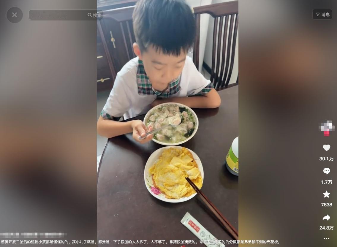 一父亲在网上吐槽：自从二胎政策放开后，总觉得这拨孩子有点不对劲。我家老二就是这样