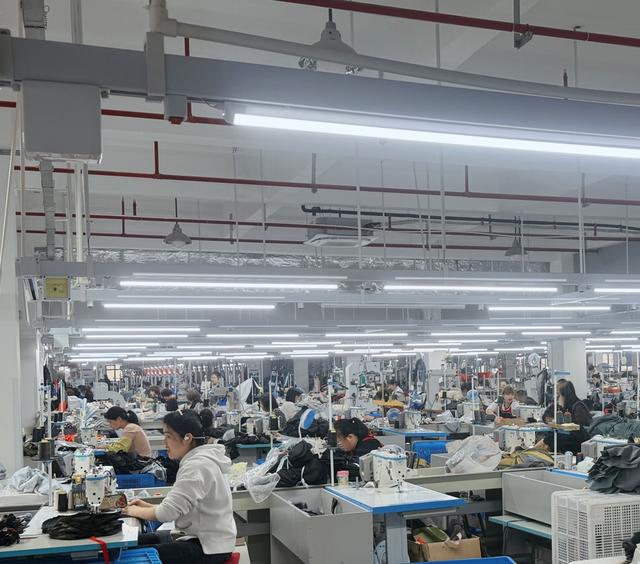 “冲锋衣不能洗”引热议, 巧了, 我们正好去“中国冲锋衣服装名城”看了看