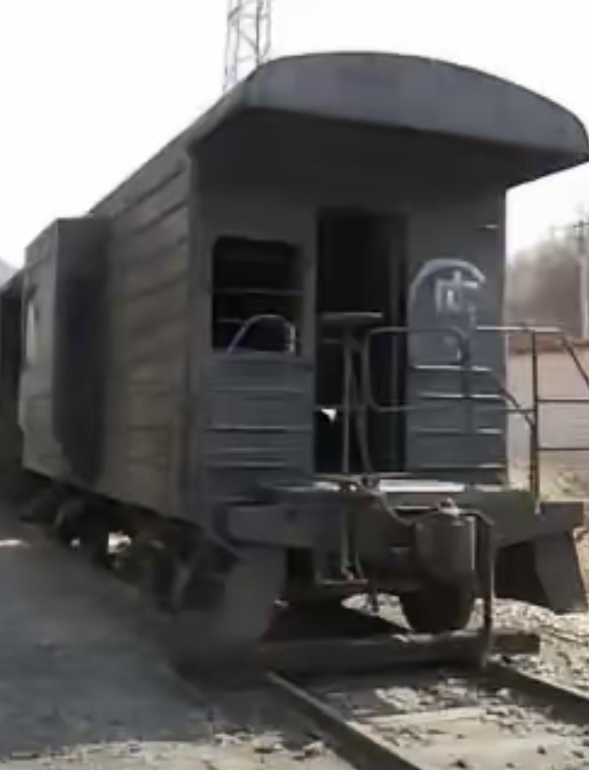 我坐过列车守车，一直奇怪，为什么守车如此简陋不堪！八十年代押运卡车，就是把卡车开