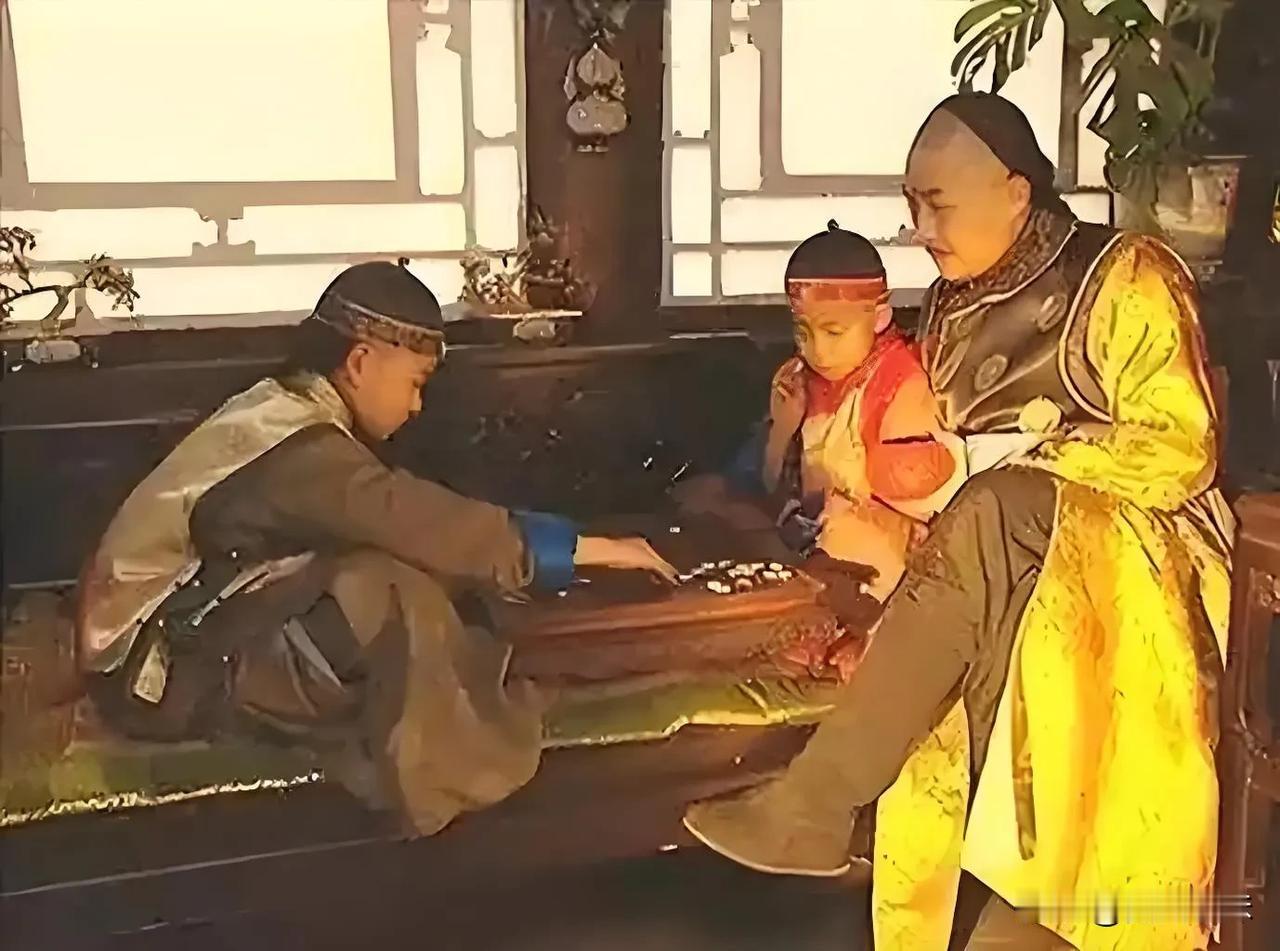 雍正元年，13岁的弘历被传旨去养生殿，没想到雍正却命人递给他一块半生不熟的白肉，