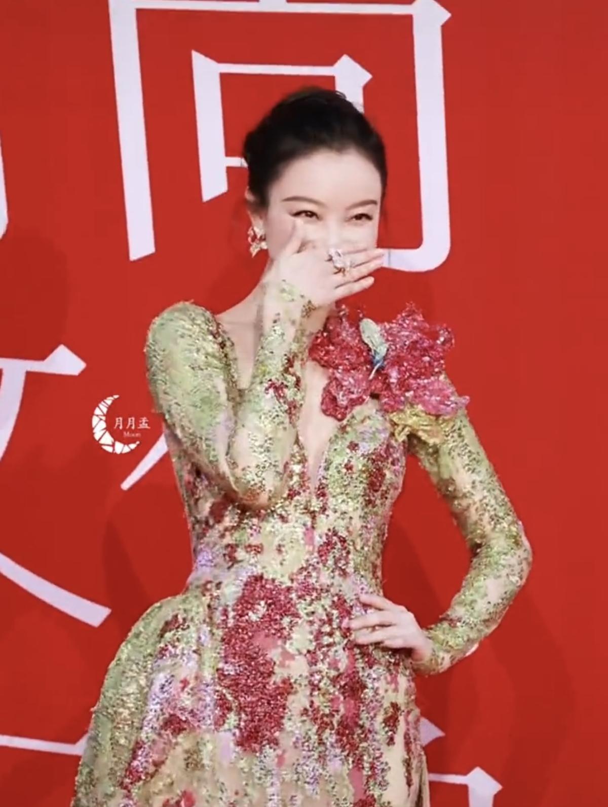 她和舒淇一样的美，五官不是很出色，但是就是越看越耐看，很有韵味，不笑的时候酷酷的