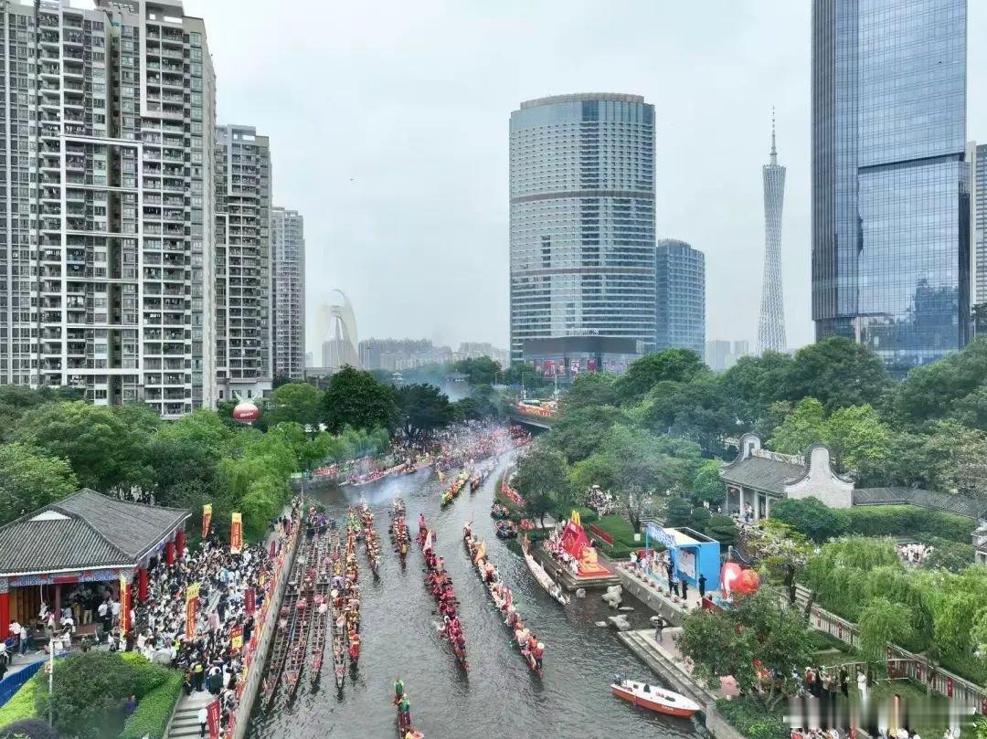 广州市中心“堵船”了！猎德村上演十年最大规模招景，150多条龙船穿越CBD，比过