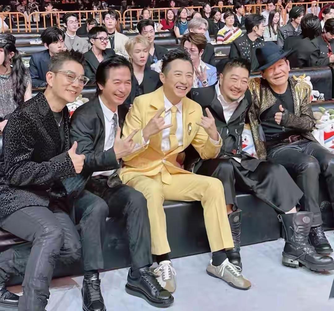 5位台湾歌手同框：我只认出了C位身着黄色西装的庾澄庆与右一戴着礼帽的赵传；那位穿