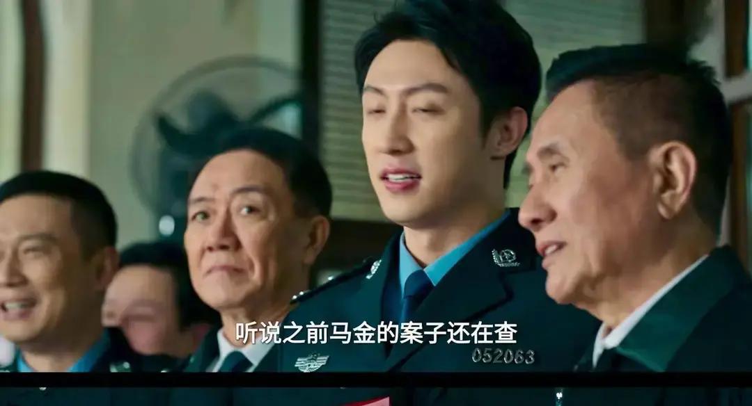 副市长竟是黑手！这名字一出，弹幕直接炸锅。弘沐寿，谐音幕后黑手，编剧把线索