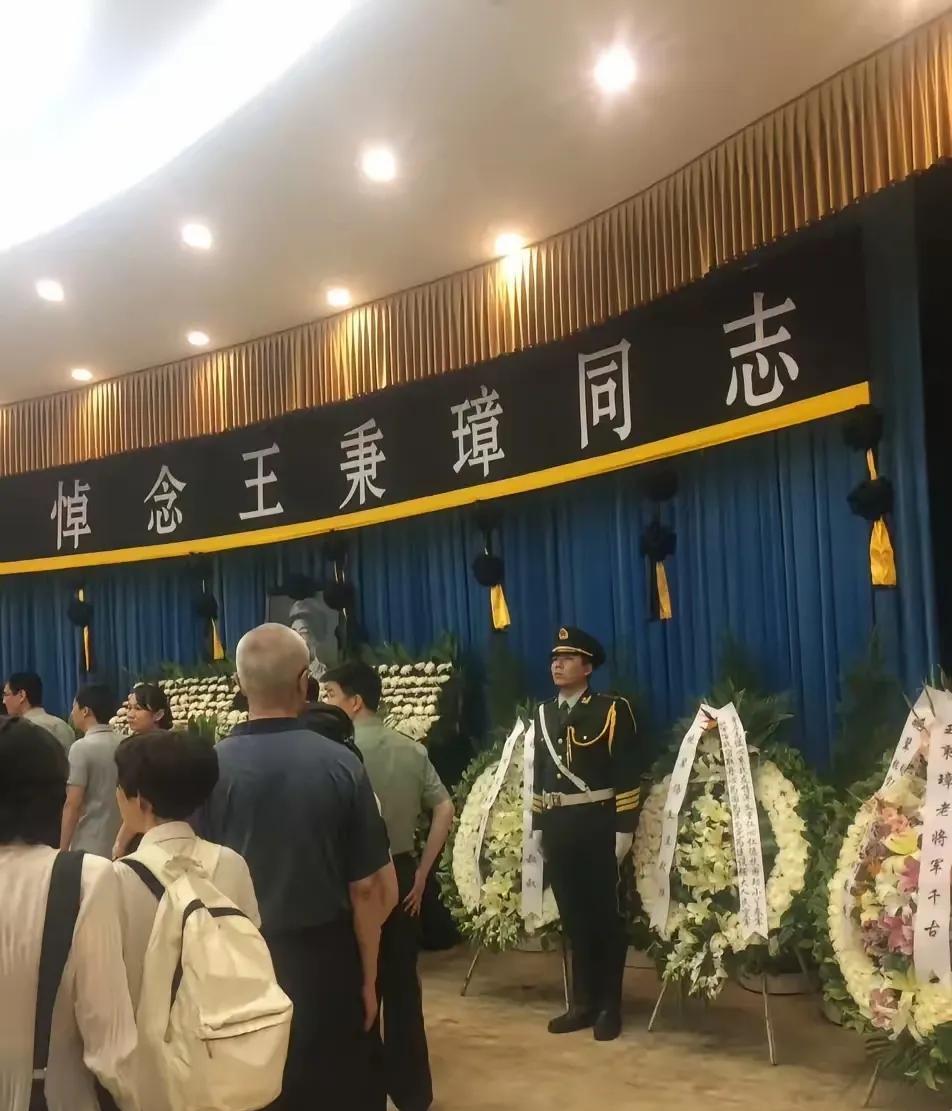 这位开国中将，因九一三事件被撤职，遗体竟然被冷冻12年，遗愿竟然是为了等一面旗。