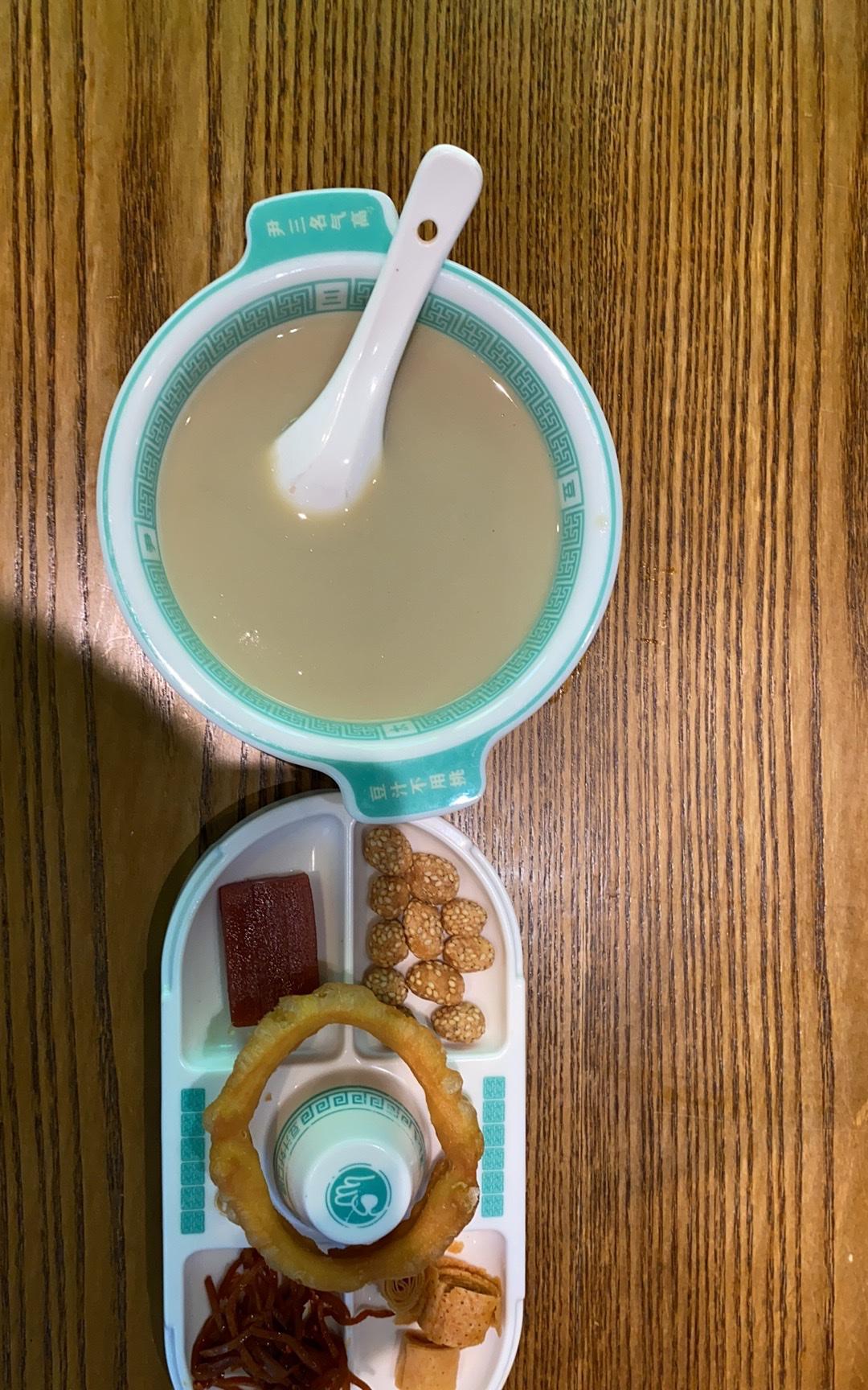 到北京走了一遭，尝了几种北京的小吃，像卤煮、牛肉火烧，还有尹三豆汁呢！讲真，