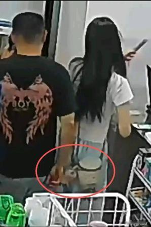 “小仙女又作妖？！”！浙江便利店，男子路过手背蹭到女子的包，被对方当场指责摸屁
