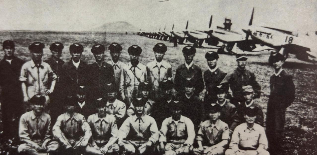 1950年韩国受过培训的F-51战斗机飞行员在济州岛机场