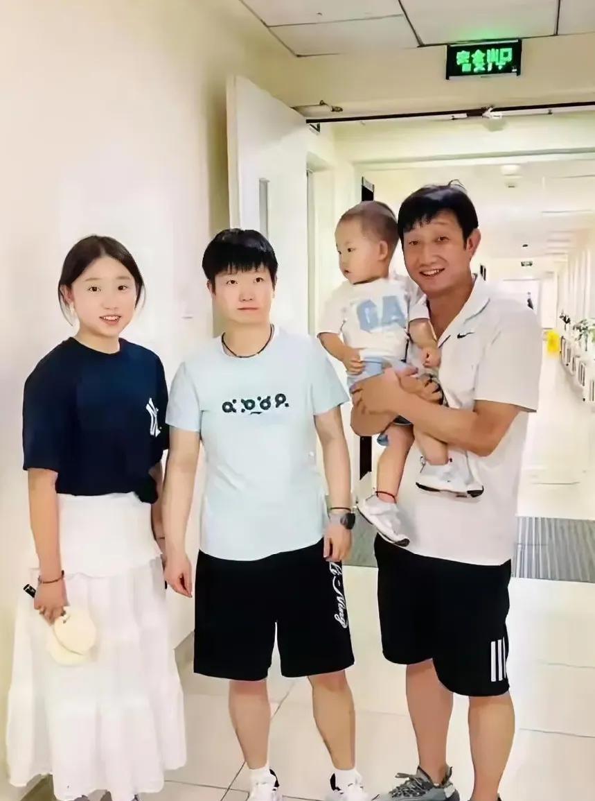 萌娃：小姐姐真漂亮。莎莎：别过来哈！萌娃：小姐姐抱抱我。莎莎：我可抱不动！