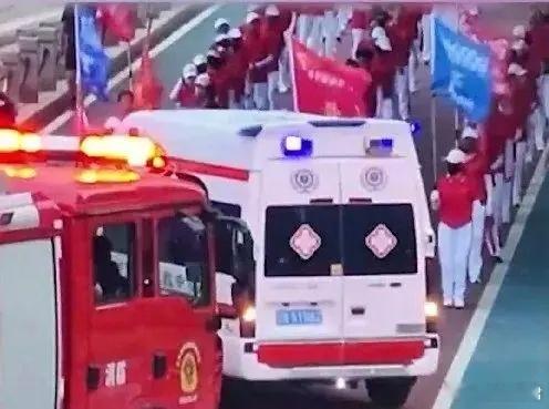 辽宁暴走团堵路，这群老年人在干什么？2025年7月17日，辽宁朝阳一老年徒步团