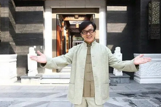 90年代初，成龙到内地拍戏，发现北京的四合院不贵，于是他一口气买了8套，其中有一