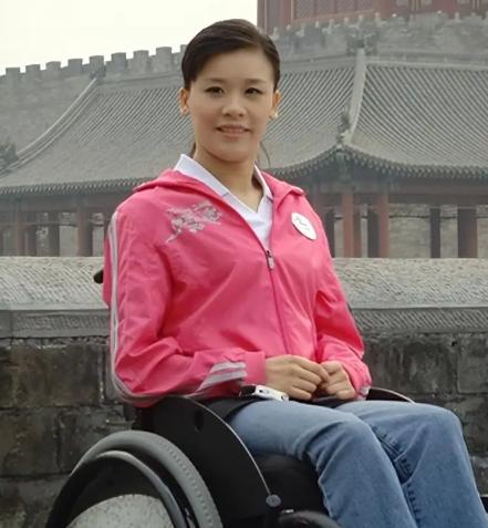 高位截瘫，胸部以下全没知觉。一个连大小便都无法自理的女人，不仅嫁了千万富豪，生了