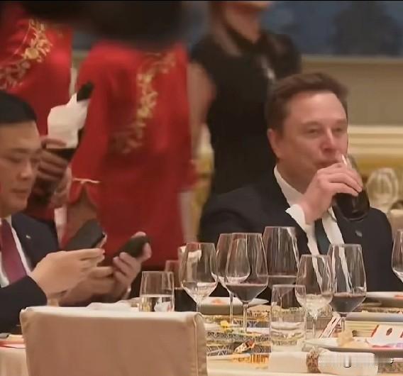 马斯克国宴上大口吃喝玩手机，其他人都在到处走动闲聊！！这家伙用手直接拿着吃！