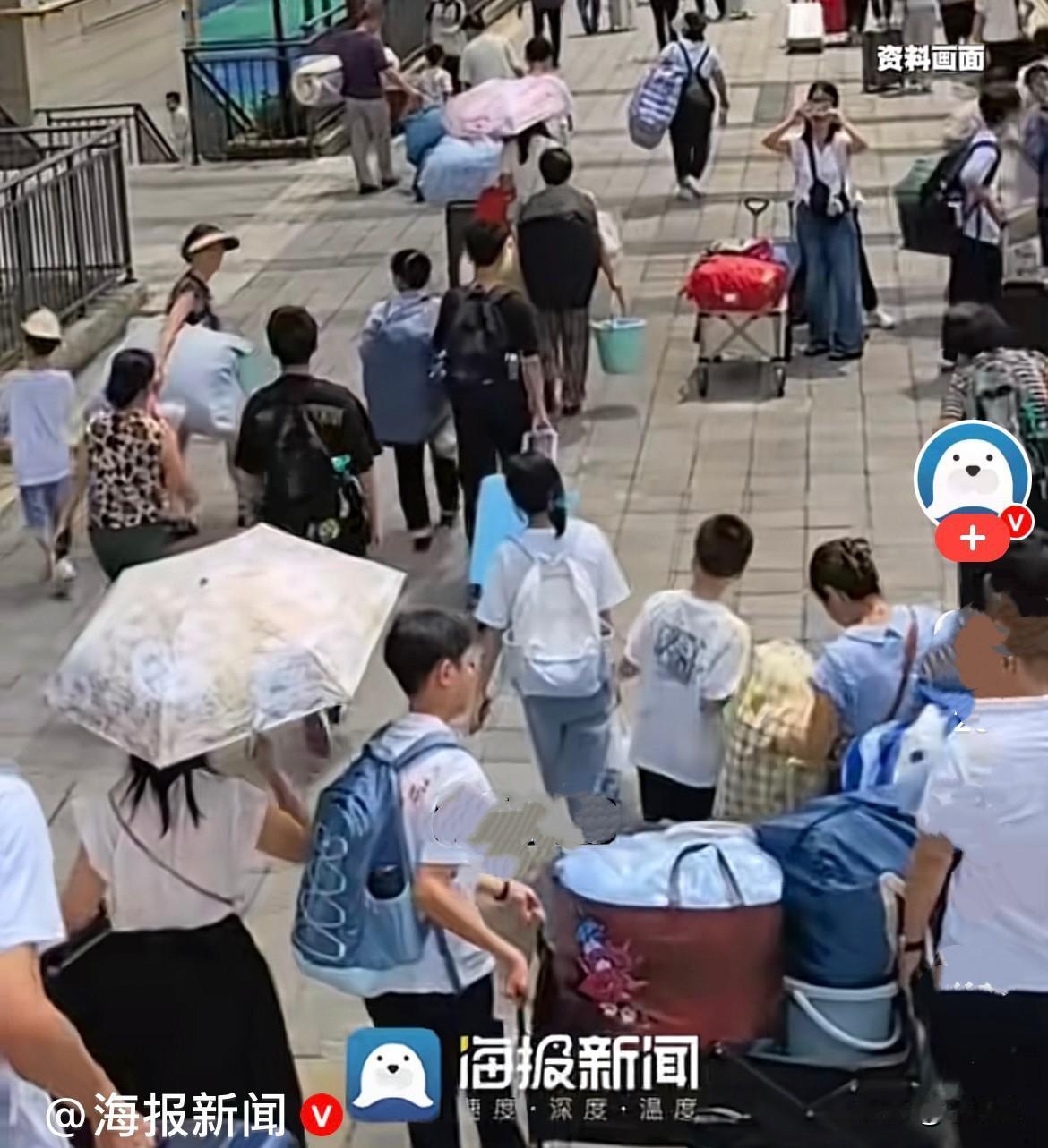 近日，郑州一所高中开学，学校为了方便家长，直接在公众号公开了班级群二维码。谁也没