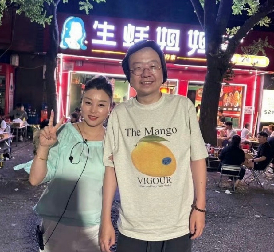 35岁李诞北京餐馆吃生蚝，打扮显老似大爷。颜值普通却走红，魅力何在？