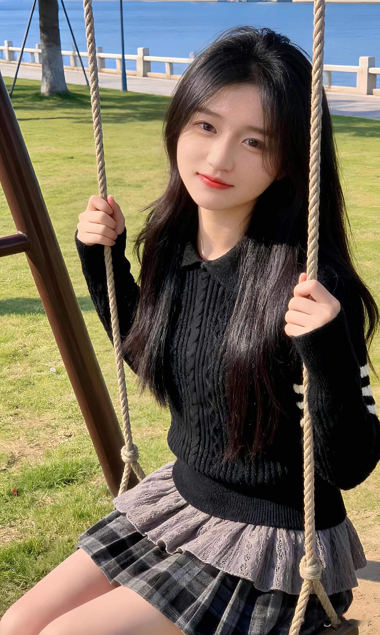 有人将心事隐匿于酒，有人把遗憾浸泡于茶。而我，只是默默凝望晚霞，任它将最后一丝温