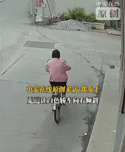 “太离谱了！”福建，大妈骑自行车时避让一辆轿车，重心不稳摔倒了，2名初中女生经过