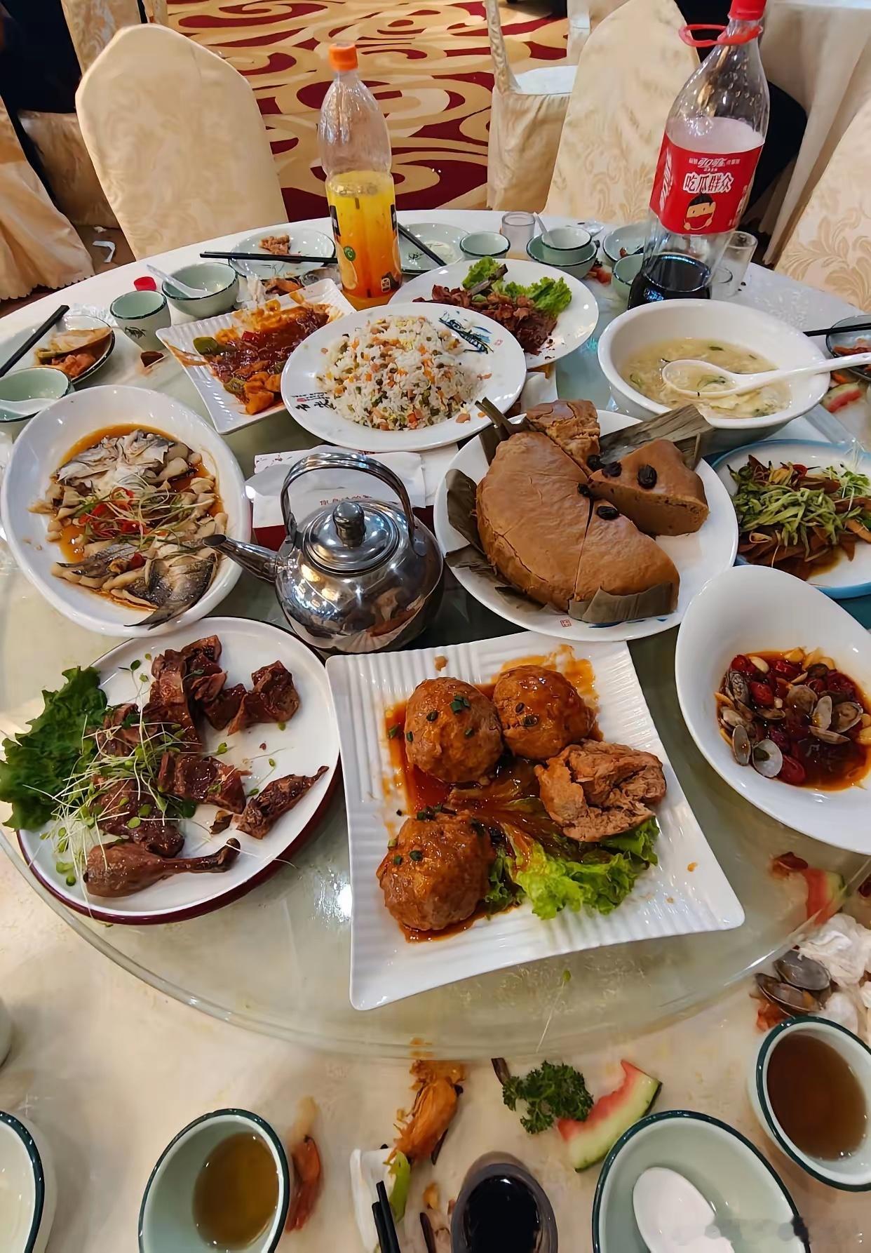 发现了没有，很多饭店的服务员，顾客结账走了，如果桌子上还有一些菜，整条鱼只夹了一