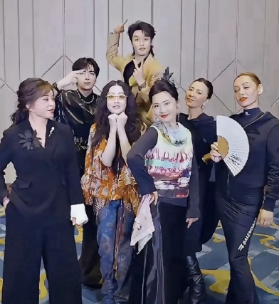 虽说刘晓庆的年纪最大，但她的精神状态却是一众女星里最好的，不信你们瞧瞧她们同框的