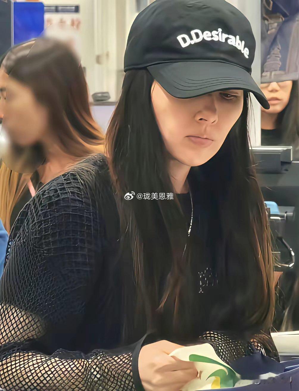郭碧婷不化妆的样子，还挺吓人的脸上一点气血都没有