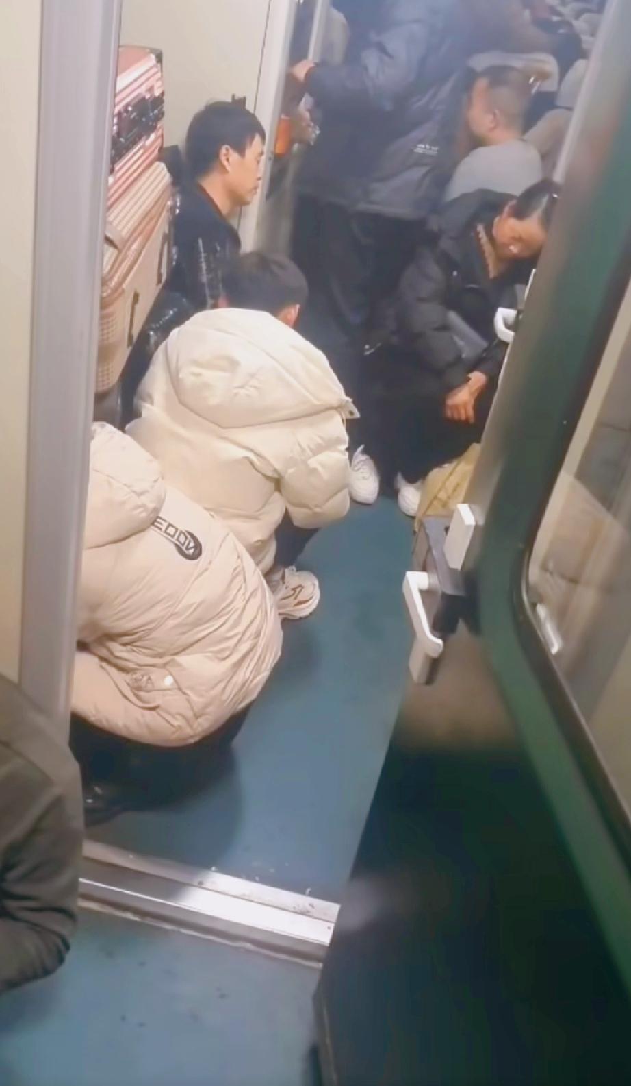 现在的男孩想法太可怕了刚才在绿皮火车车厢里听两个穿白羽绒服的男孩在聊天说，现