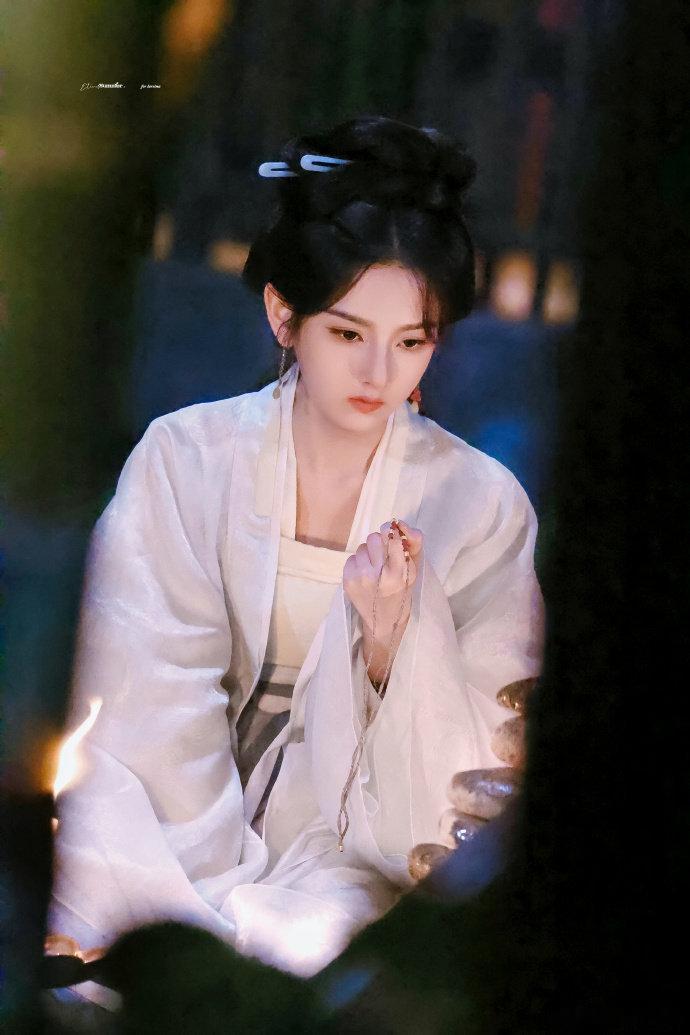 宋祖儿宋祖儿好正的女官味从造型到神态，宋祖儿都精准拿捏女官特质，清丽面容透着一身