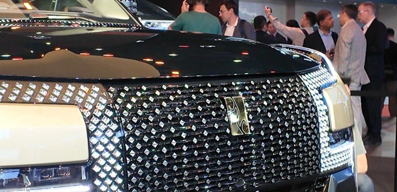 除了24K金车标，仰望U8L还有啥变化？对比仰望U8，U8L最“亮眼”的变化是，