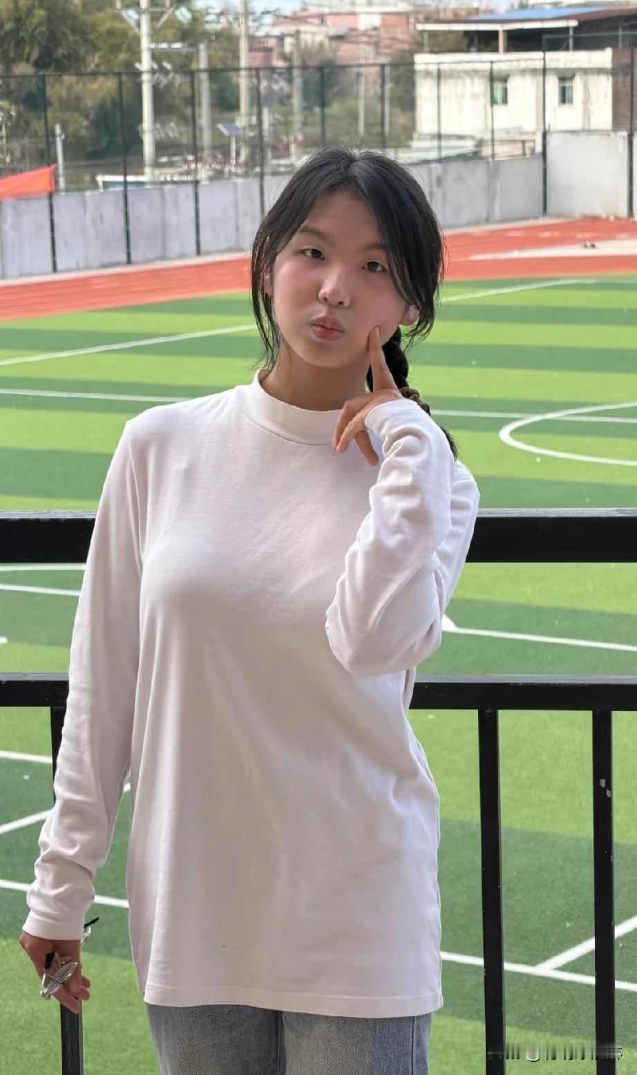 青春校园风，白衣少女，运动场上的甜美瞬间