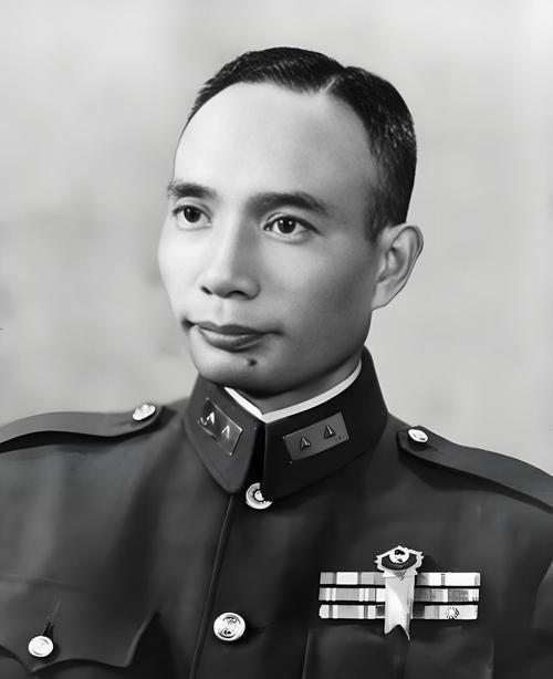 1974年11月的台北，一个拾荒老头死在了郊区一间破屋里。邻居叫来警察，警察叫来