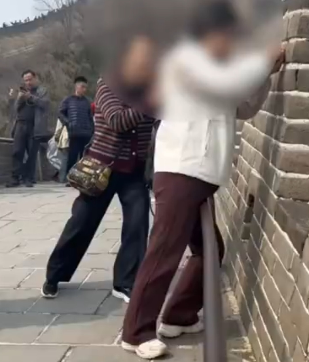 八达岭长城刻字事件升级：游客被拘，景区紧急研究修复方案