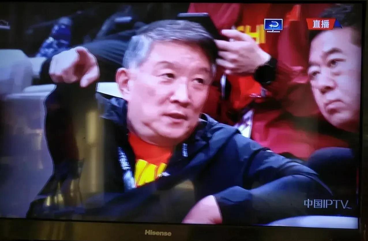 我们的女篮不能谁当篮协主席，就用自己喜欢的人当球队的主教练。谁当主教练就挑选他自
