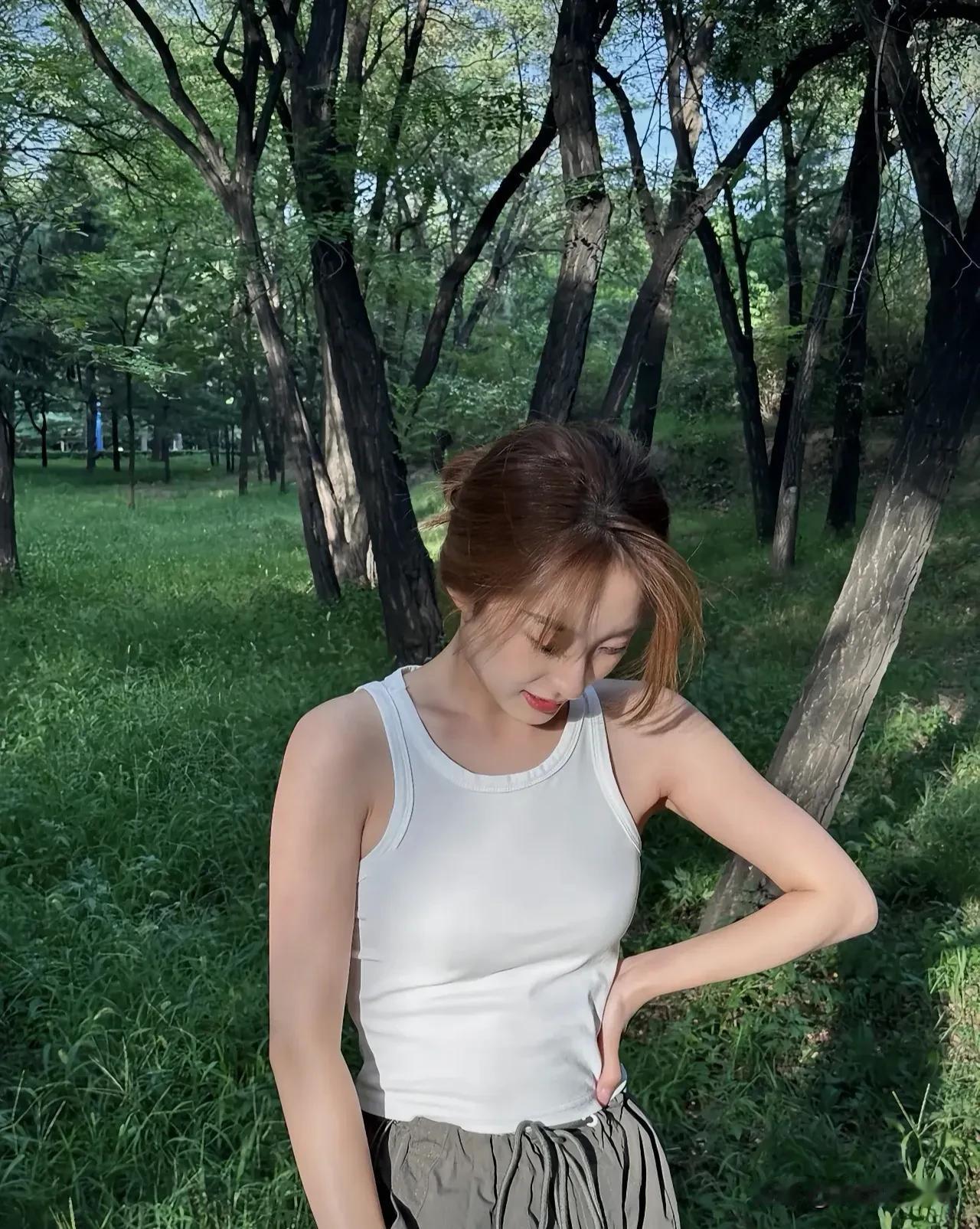 清晨钻进雾里，踩着落叶沙沙响。阳光透过枝丫，呼吸是松针的清冽，