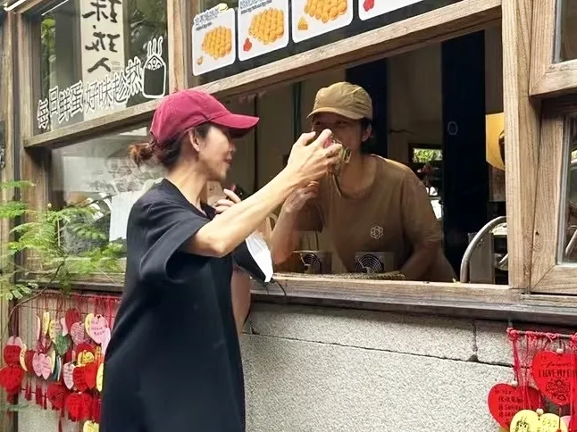 蔡少芬现身珠海，排队买鸡蛋仔！她性格非常好，还大方和店员自拍，一点明星架子都没有