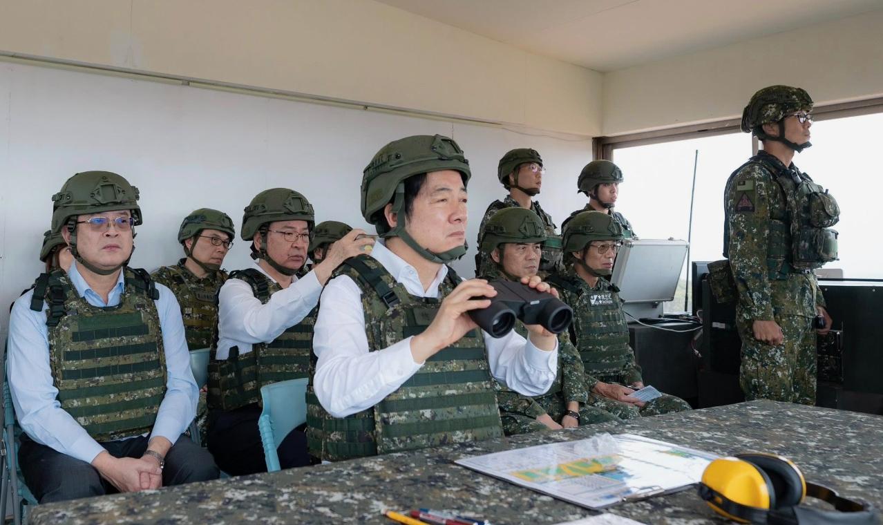 中国台湾省，此人近况照片：前往新竹视导M1A2T战车的实弹射击。时间是7月10