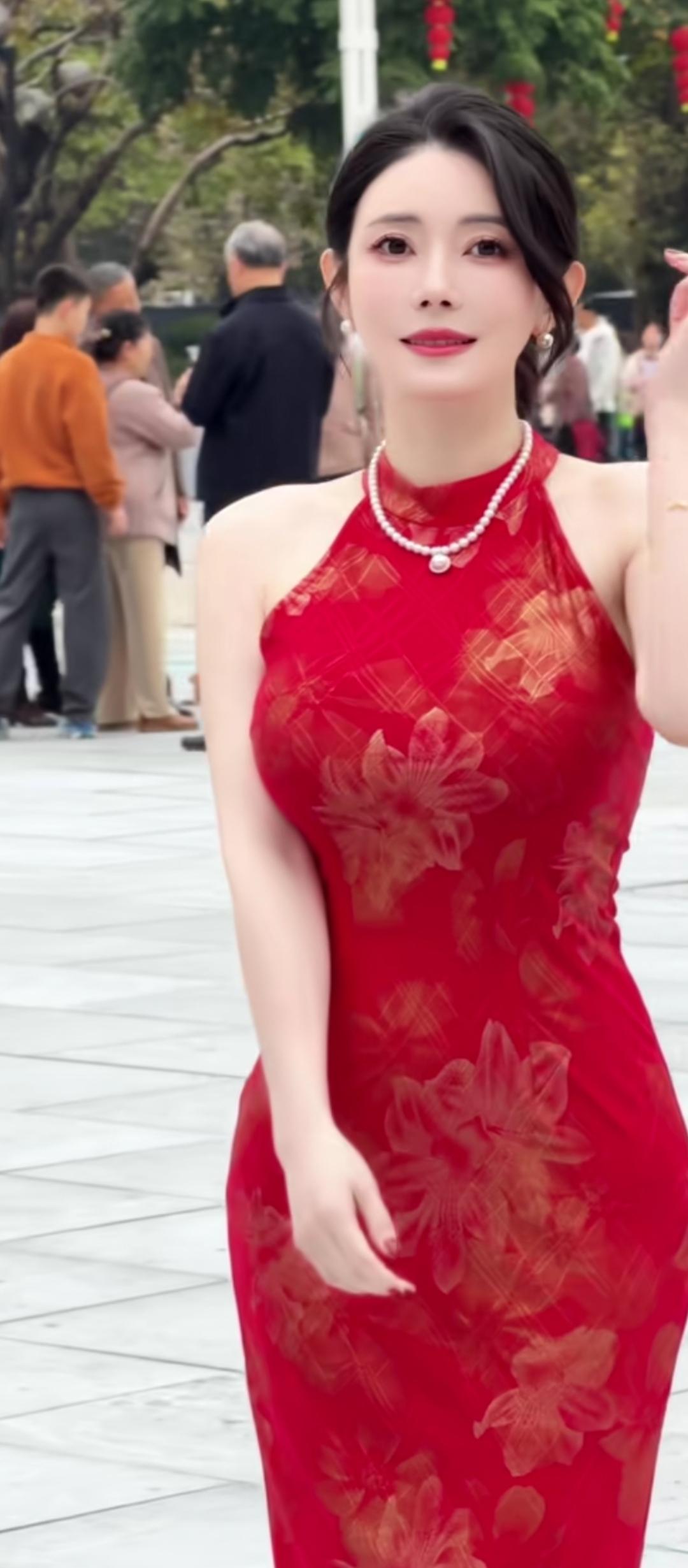 优雅红裙，绽放自信光彩！🌹✨