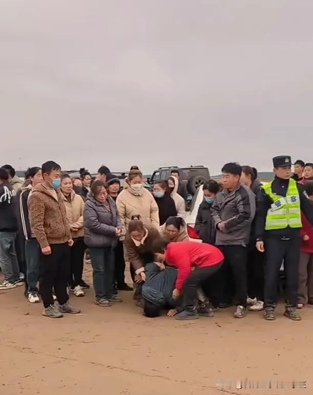 奶奶这一跪，真是跪哭了无数人。辽宁那个失踪的4岁小孙女总算找到了，奶奶紧绷的弦瞬