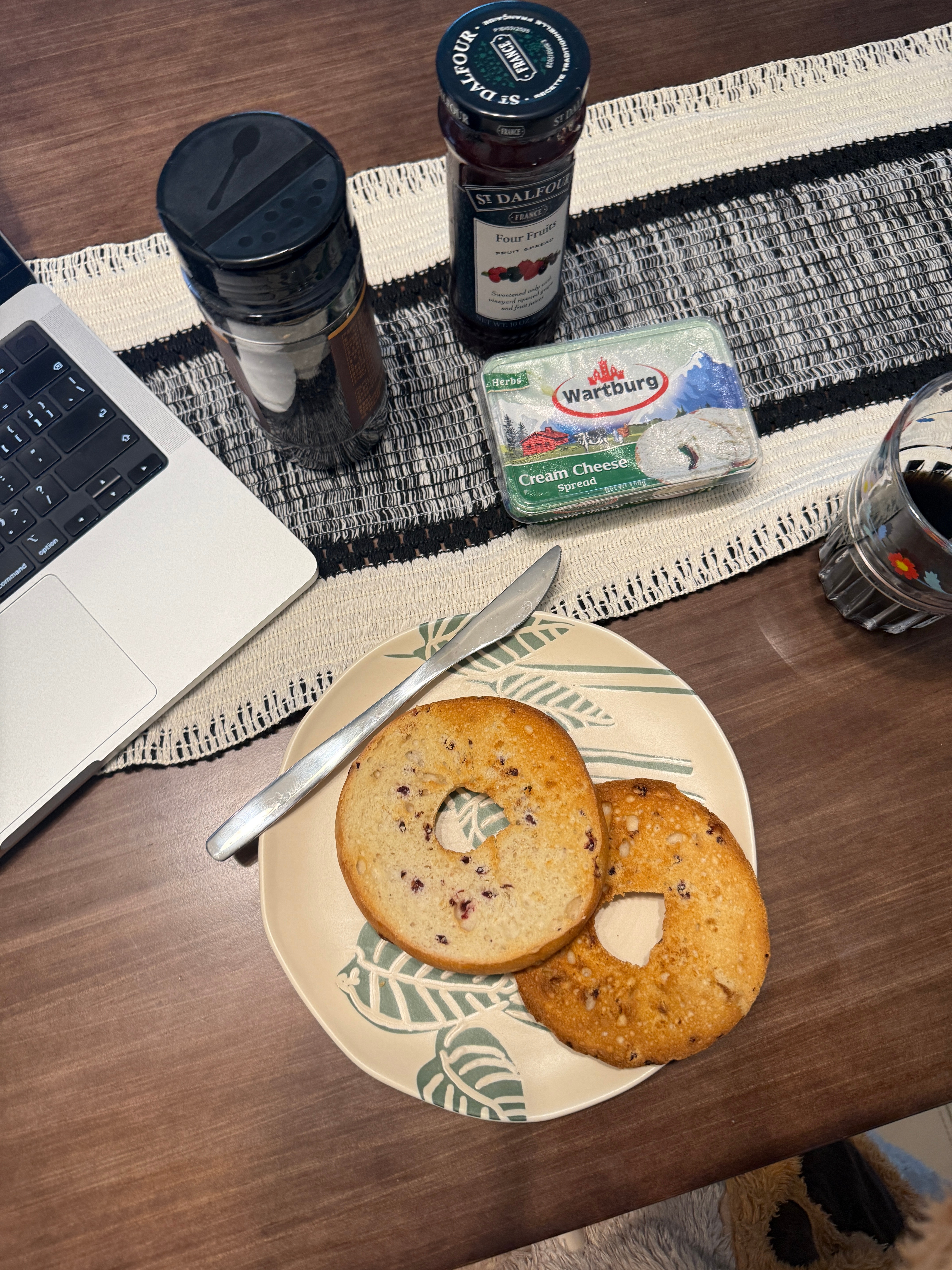 传视频中一边再炫个早饭又是雷打不动白人饭吃法！贝果🥯➕奶酪🧀➕