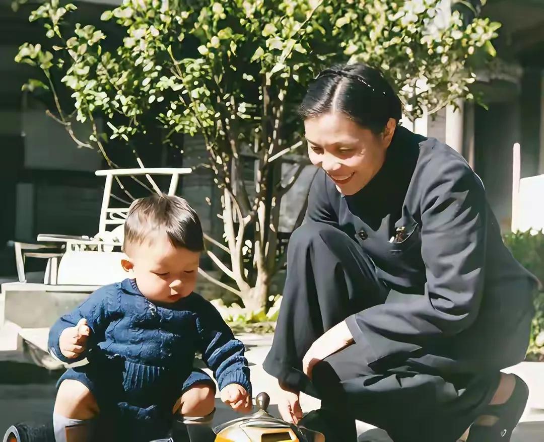 长征最年长女红军蔡畅，那张陪外孙玩耍的照片里，藏着她一辈子最软的牵挂！大家有